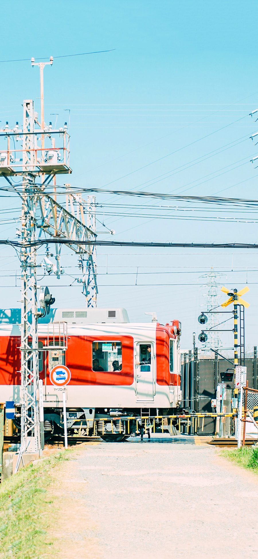 [2436×1125]火车 列车 日本 城市 电线 苹果手机壁纸图片