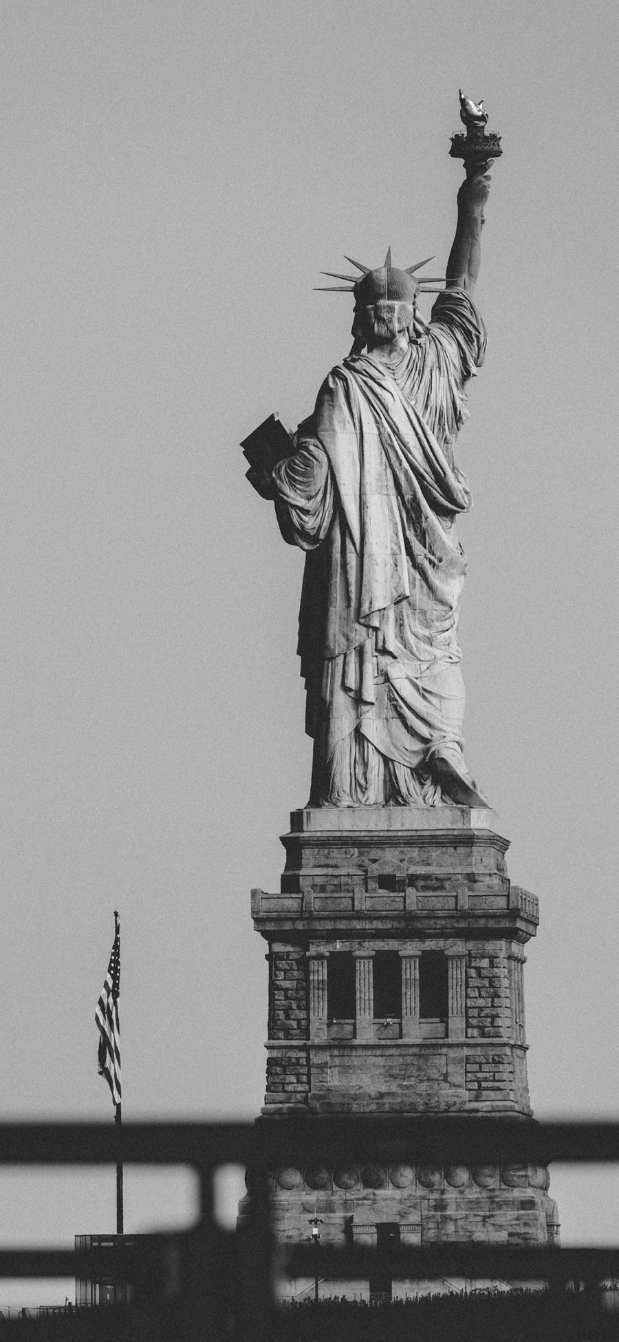 [2436×1125]灰白 自由女神像 雕塑 美国 苹果手机壁纸图片