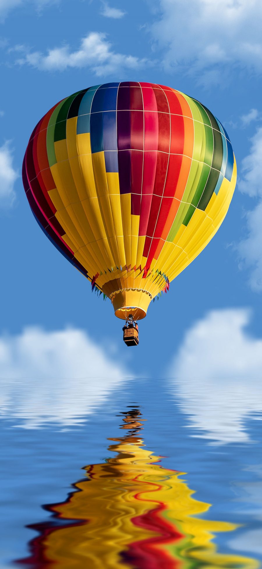[2436×1125]热气球 倒影 天空 水面 苹果手机壁纸图片