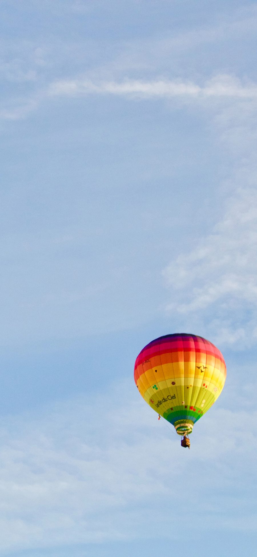 [2436×1125]热气球 天空 云彩 简约 苹果手机壁纸图片