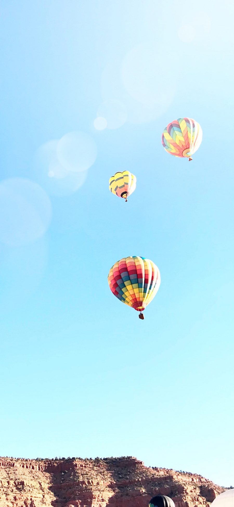 [2436×1125]热气球 天空 唯美 阳光 苹果手机壁纸图片