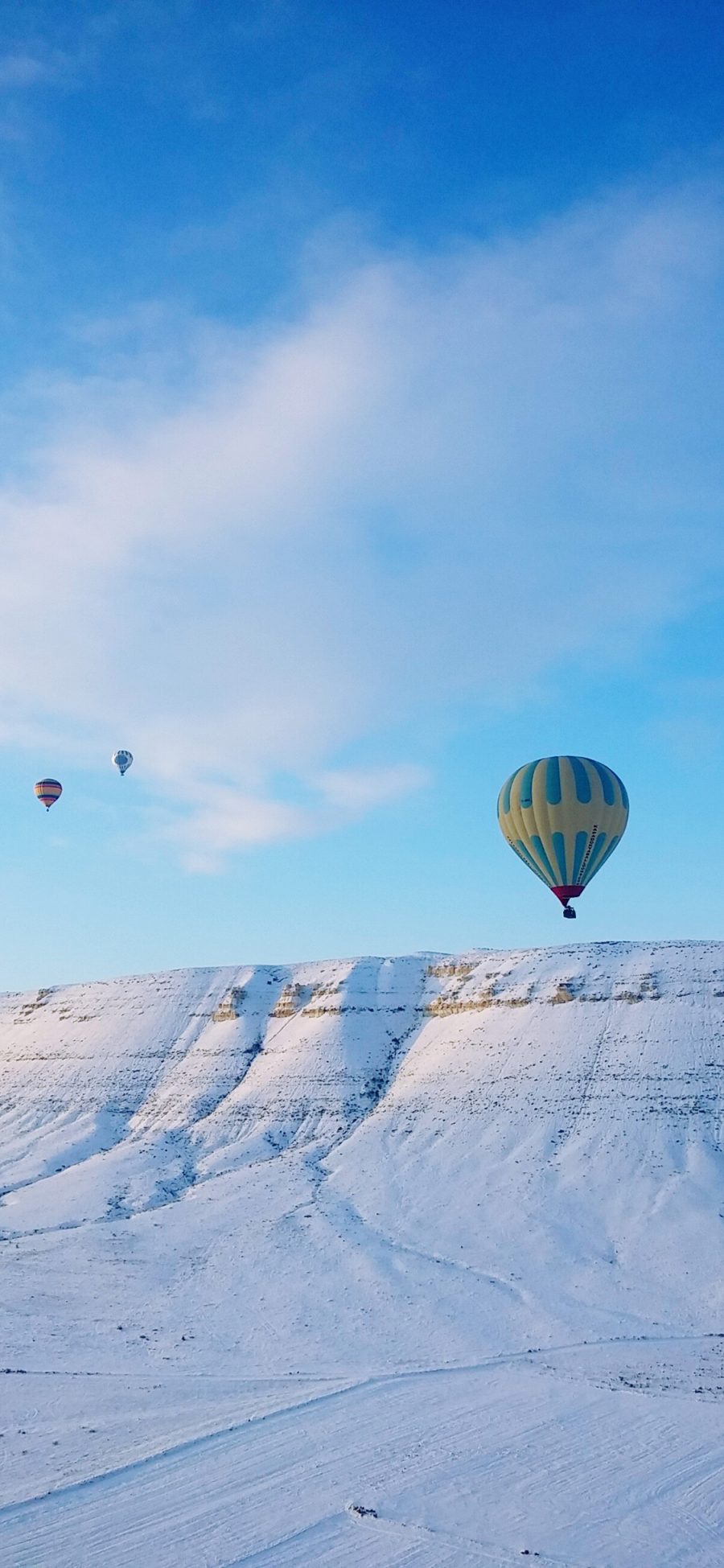 [2436×1125]热气球 雪山 飞行 蓝色 苹果手机壁纸图片