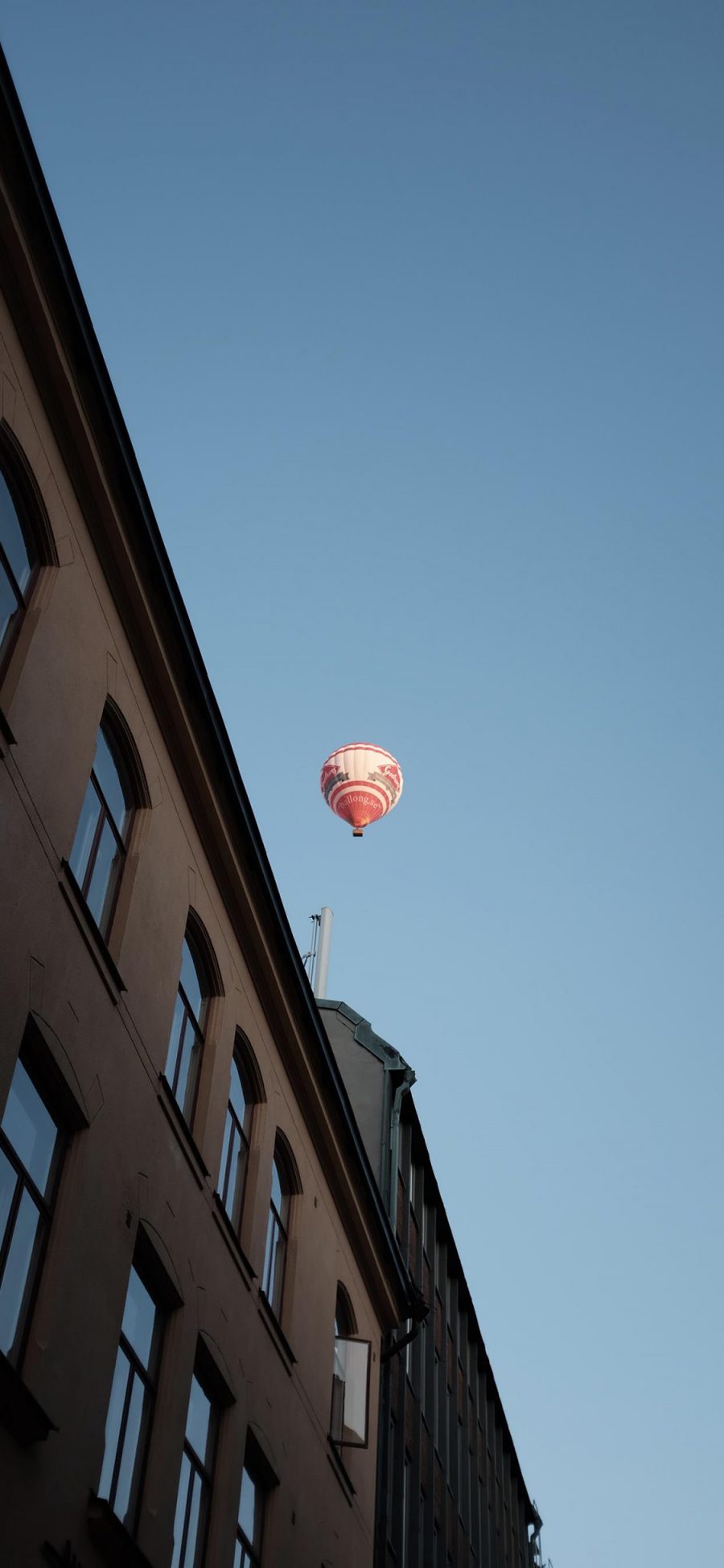 [2436×1125]热气球 飞行 建筑 房屋 苹果手机壁纸图片