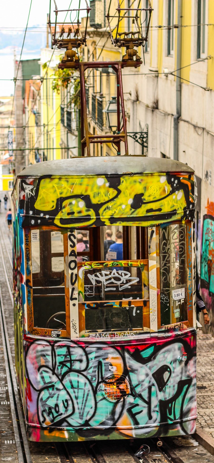 [2436×1125]电轨车 交通工具 涂鸦 街头 艺术 苹果手机壁纸图片