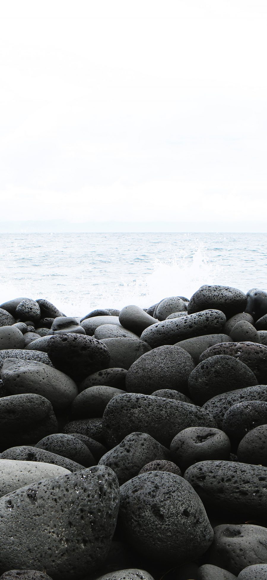 [2436×1125]石头 大海 岸边 黑白 苹果手机壁纸图片