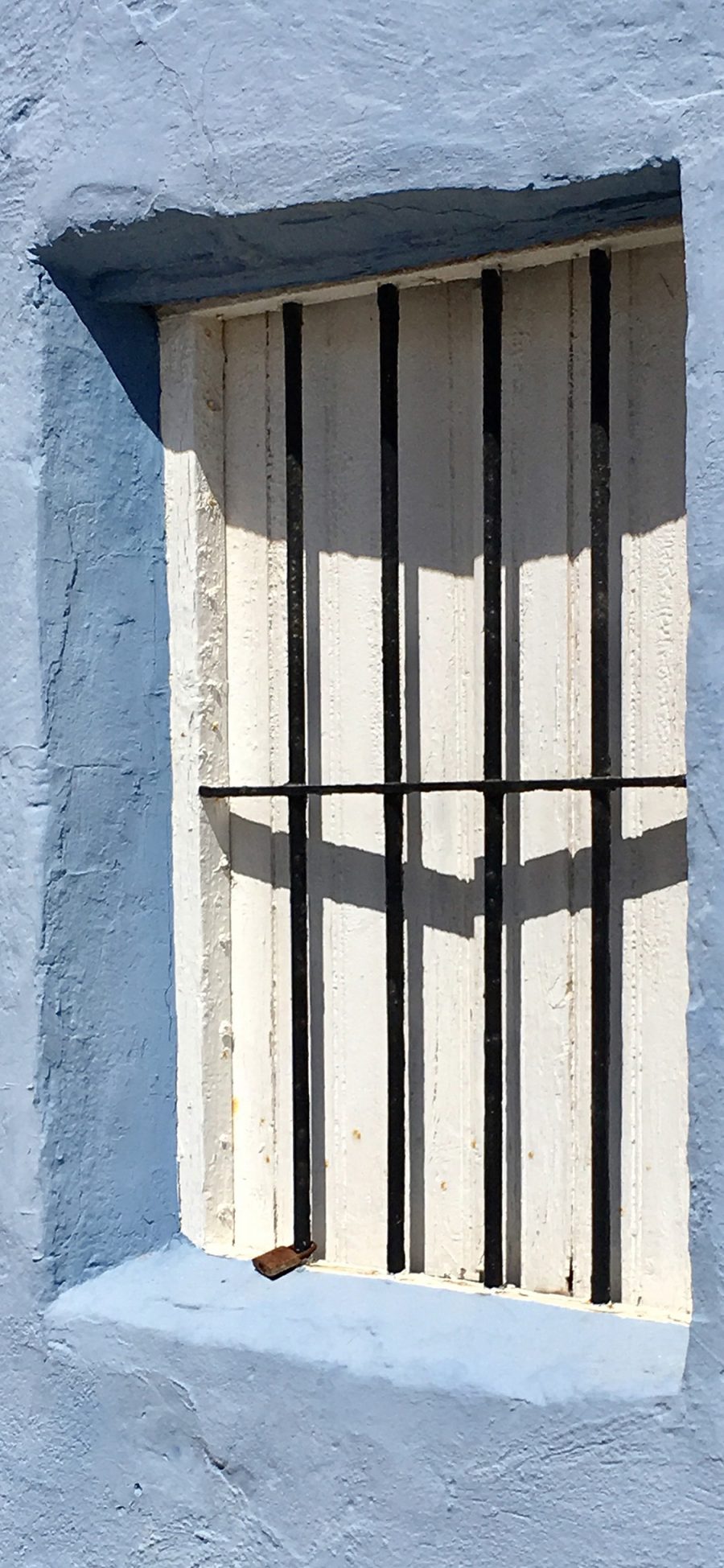 [2436×1125]窗 蓝色 栏杆 简约 建筑 房子 苹果手机壁纸图片