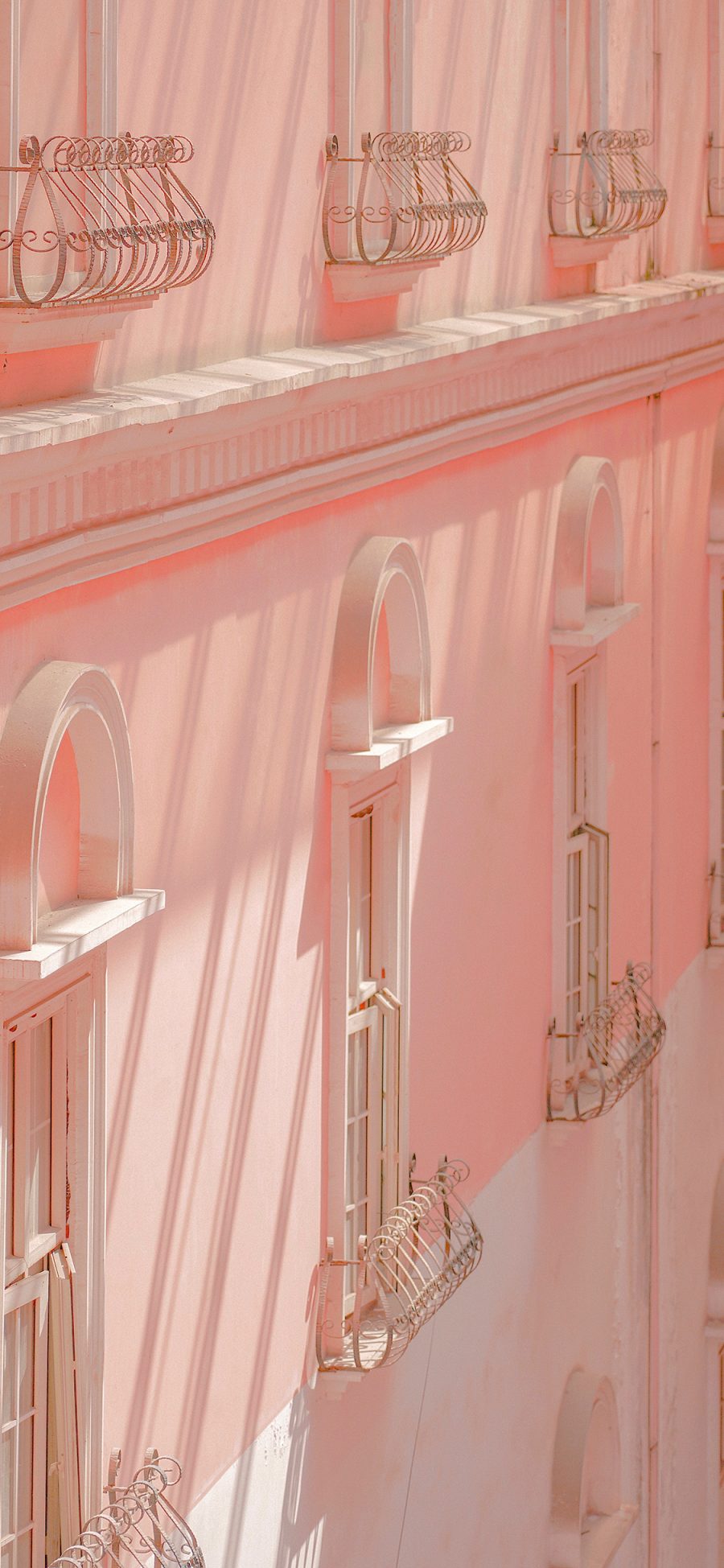 [2436×1125]窗户 建筑 粉色 墙壁 苹果手机壁纸图片