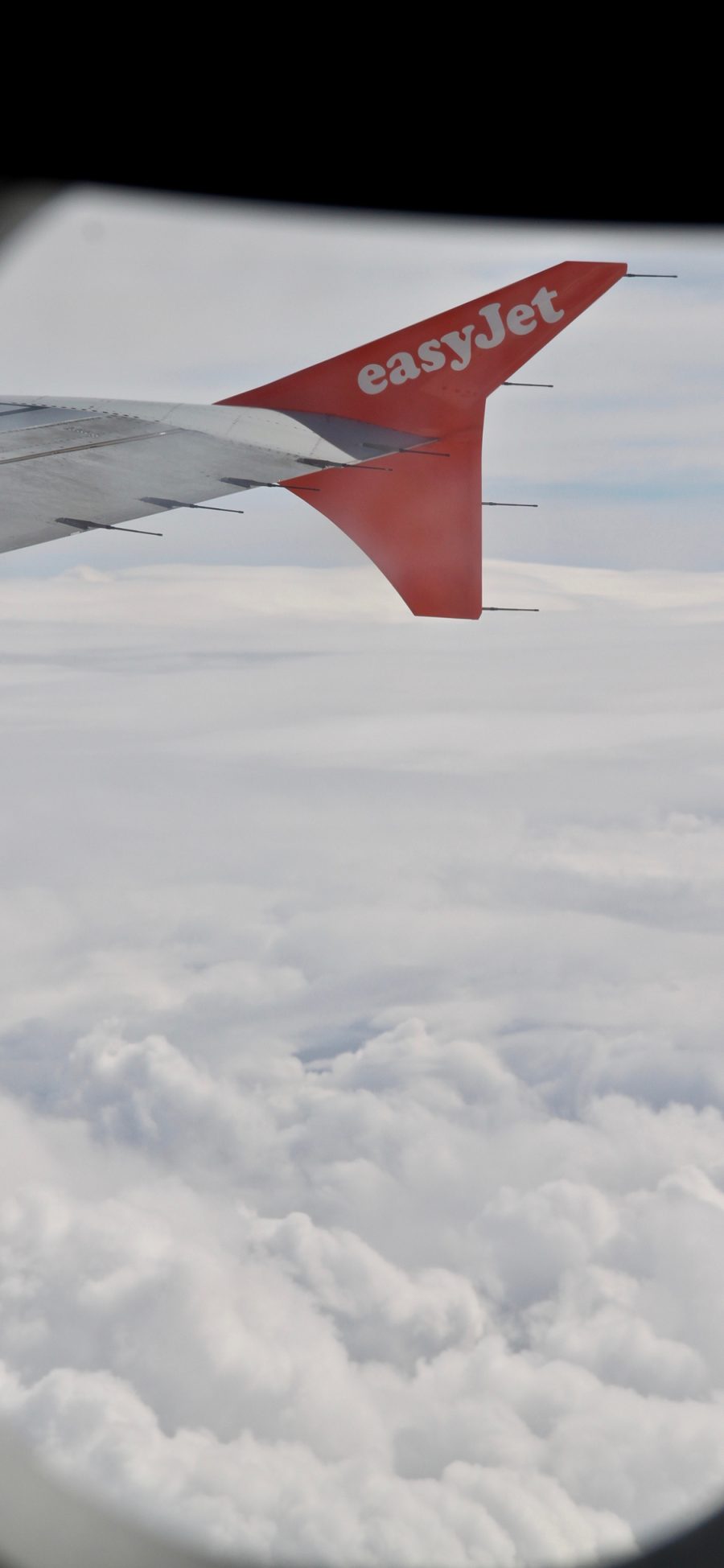 [2436×1125]窗户 飞机 飞行 机尾 白云 苹果手机壁纸图片