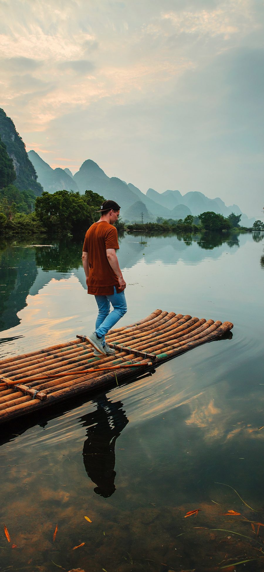 [2436×1125]竹排 水面 游动 波浪 苹果手机壁纸图片