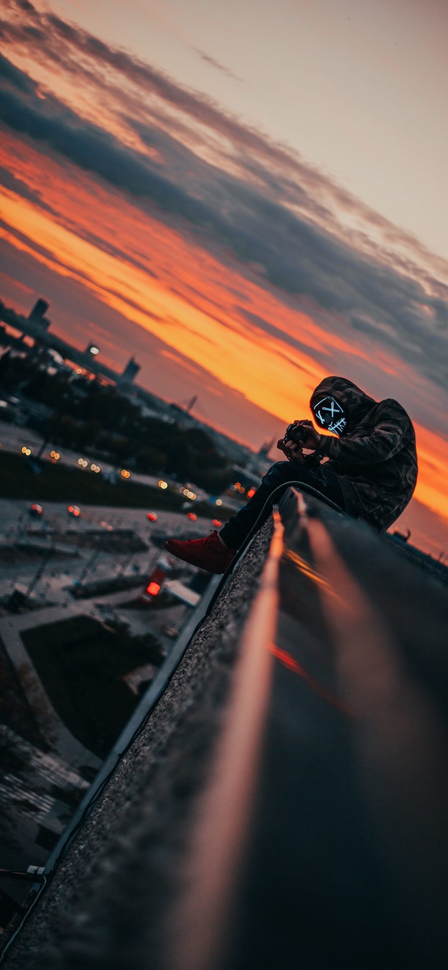 [2436×1125]红霞 夕阳 高楼 面具人 摄影 苹果手机壁纸图片