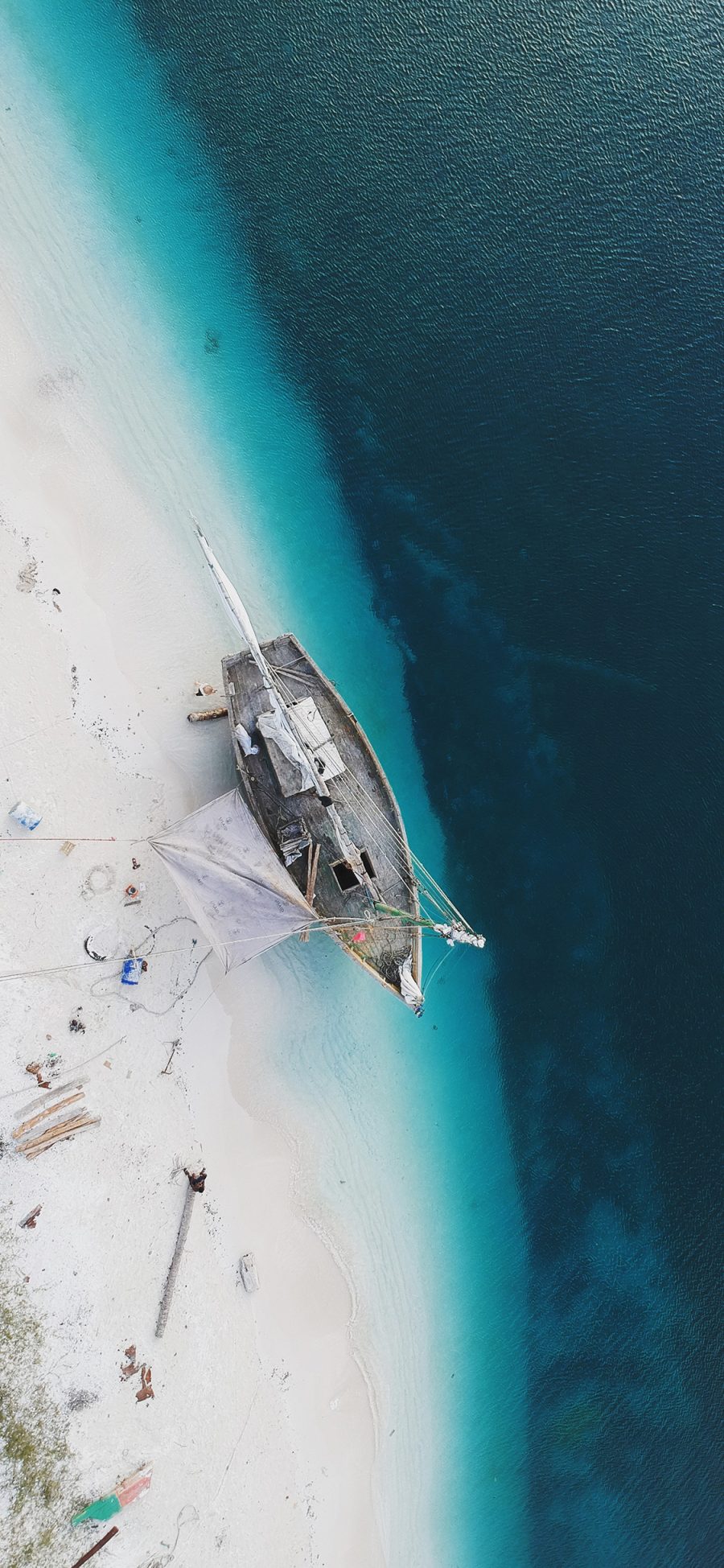 [2436×1125]美丽海景 白色沙滩 海水 船只 苹果手机壁纸图片