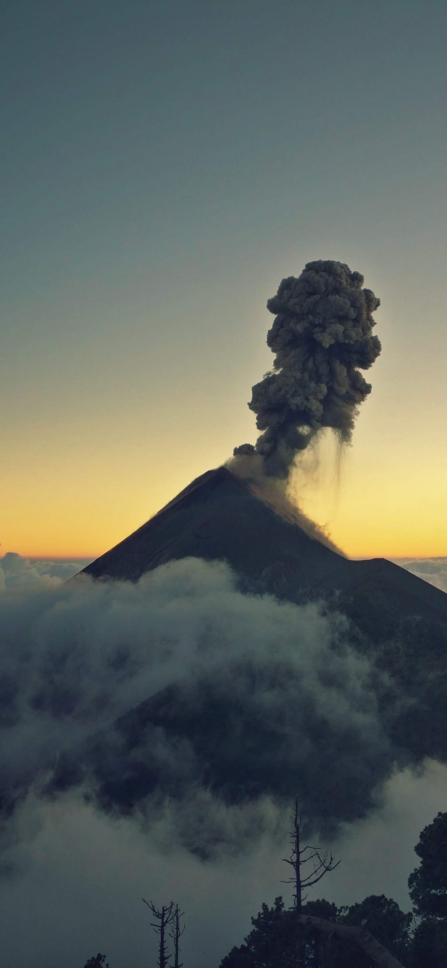[2436×1125]自然 山峰 烟雾 火山 苹果手机壁纸图片