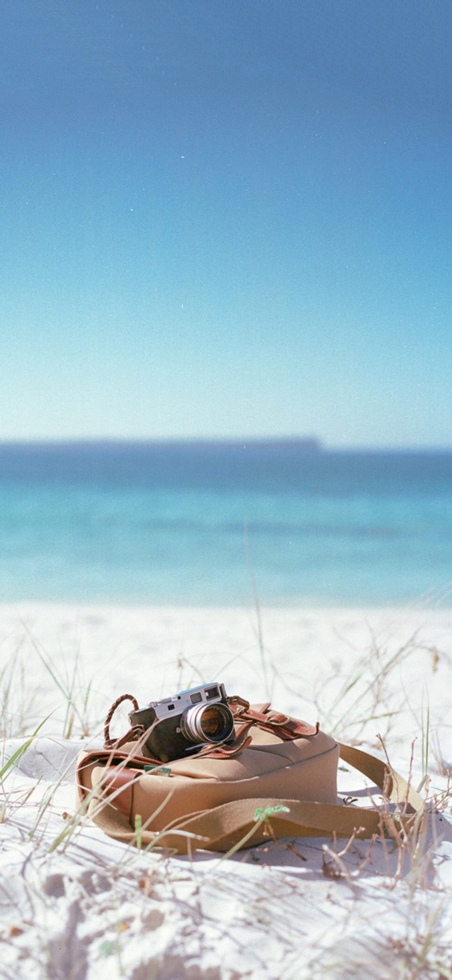 [2436×1125]自然 海滩 背包 单反 相机 苹果手机壁纸图片