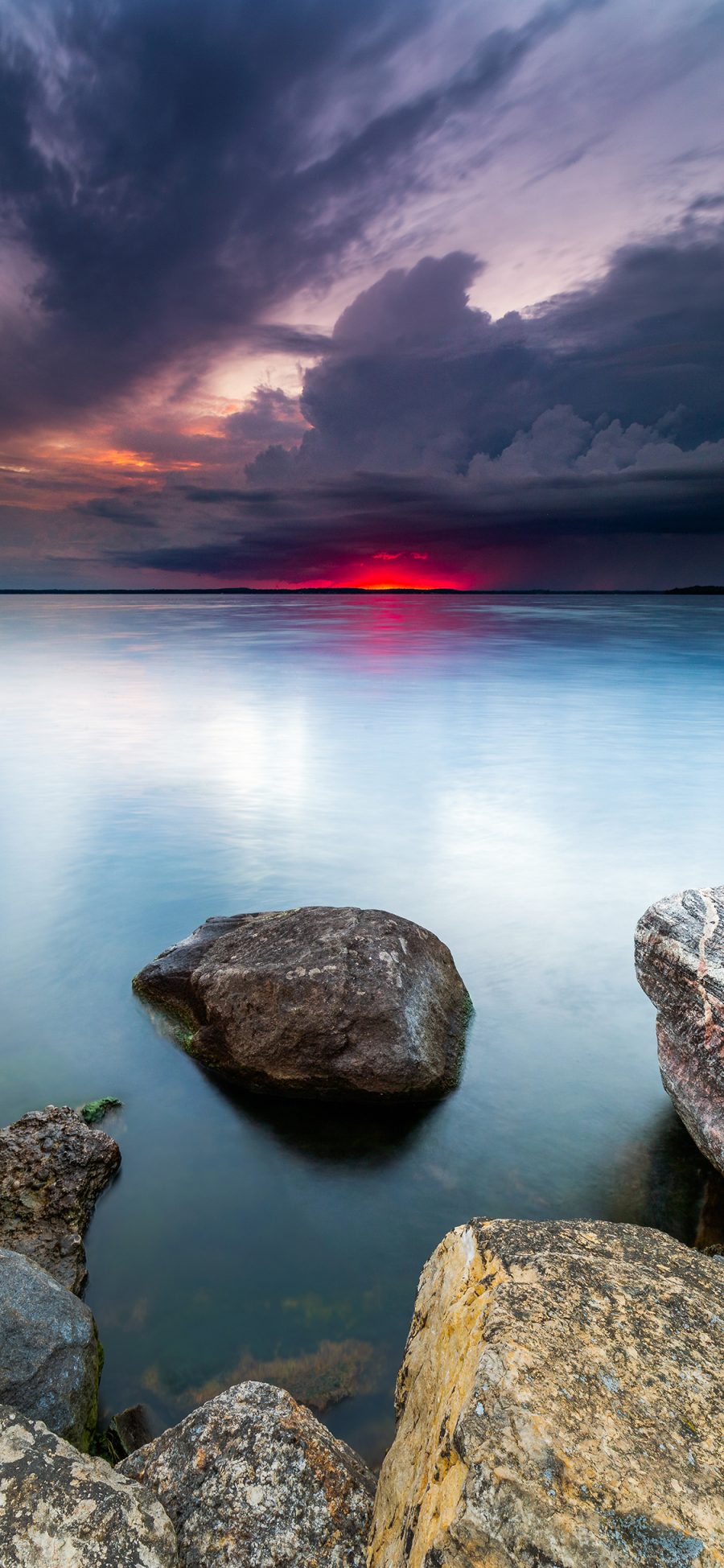 [2436×1125]自然 湖泊 岩石 云空 美景 苹果手机壁纸图片