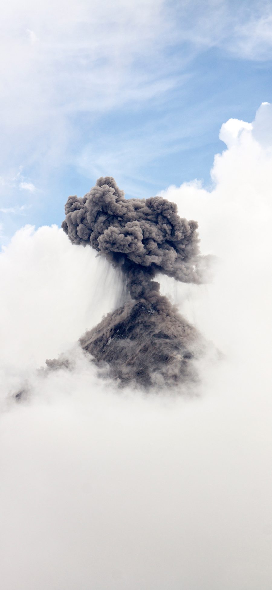 [2436×1125]自然 蓝天白云 火山 黑色烟雾 苹果手机壁纸图片
