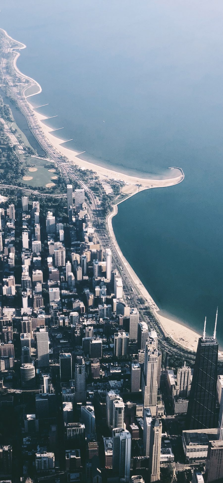 [2436×1125]航拍 城市 高楼建筑 沿海 苹果手机壁纸图片