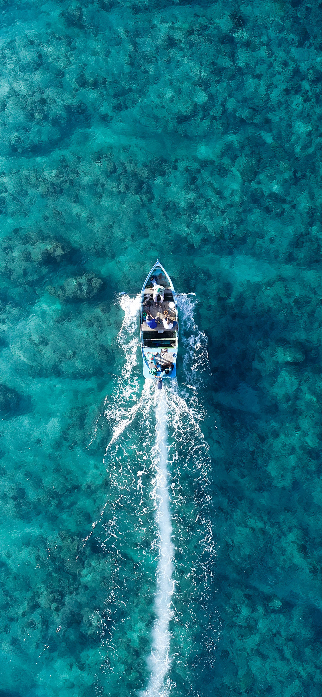 [2436×1125]航拍 大海 船只 行驶 水纹 苹果手机壁纸图片