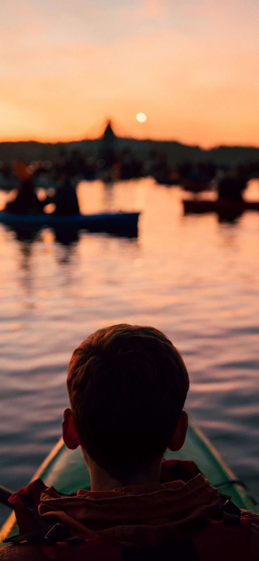 [2436×1125]船 小男孩 背影 黄昏 海面 苹果手机壁纸图片