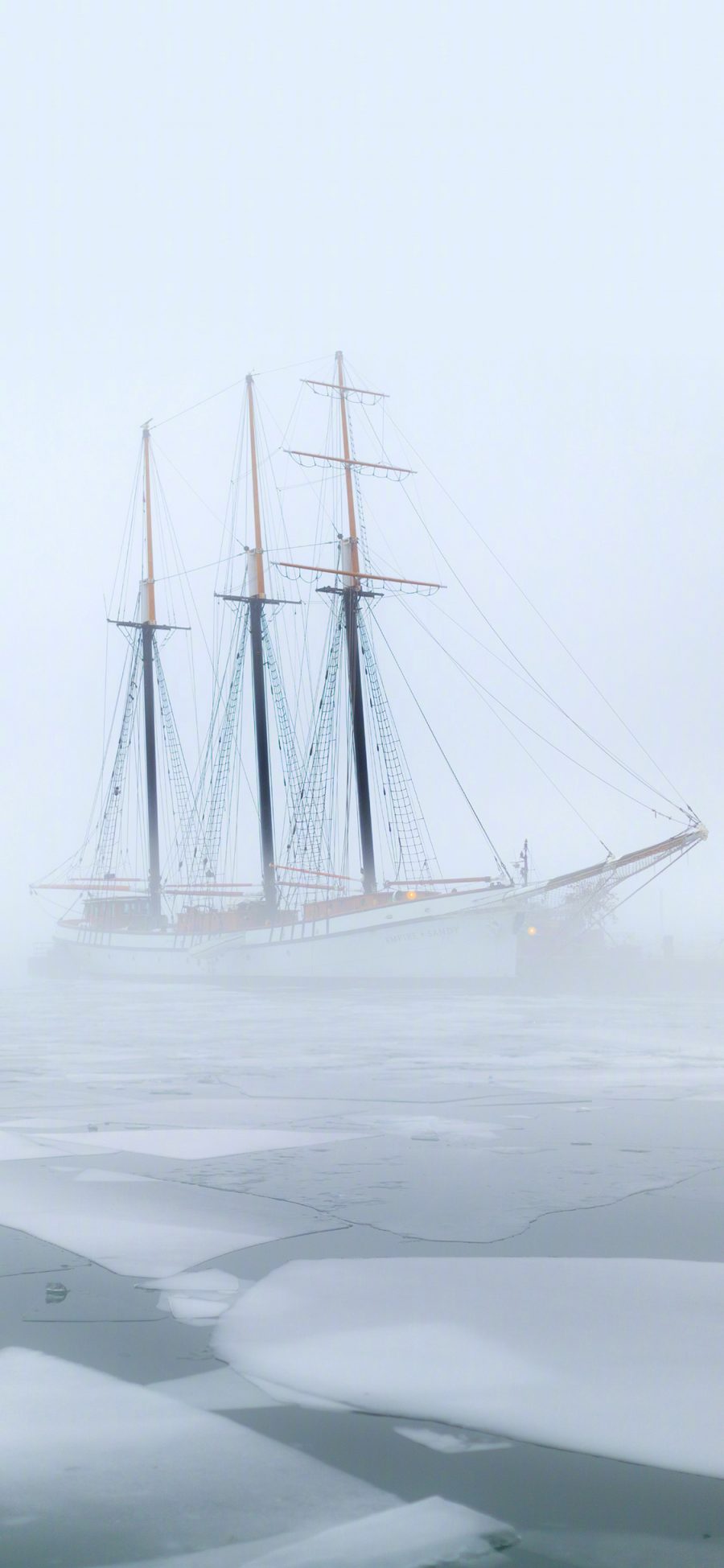 [2436×1125]船 朦胧 冰面 行驶 大海 苹果手机壁纸图片