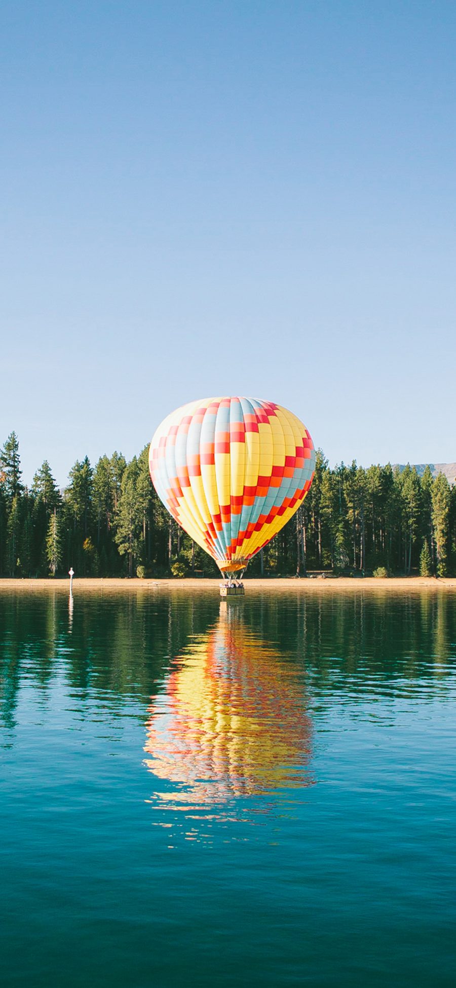 [2436×1125]色彩 森林 热气球 湖面 自然反射 苹果手机壁纸图片