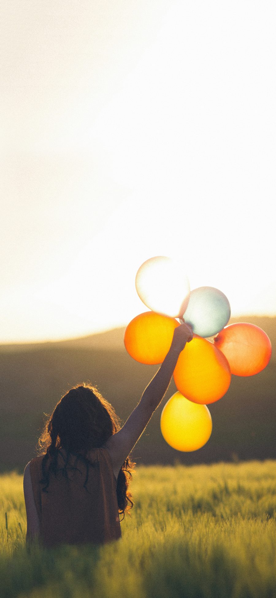 [2436×1125]草丛 女孩 背影 气球 唯美 苹果手机壁纸图片