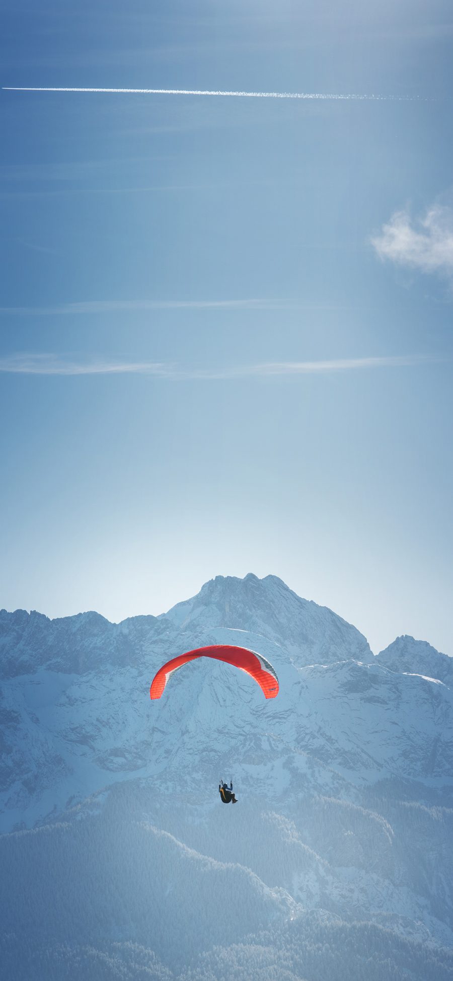 [2436×1125]蓝天 山峰 降落伞 红色 跳伞 苹果手机壁纸图片