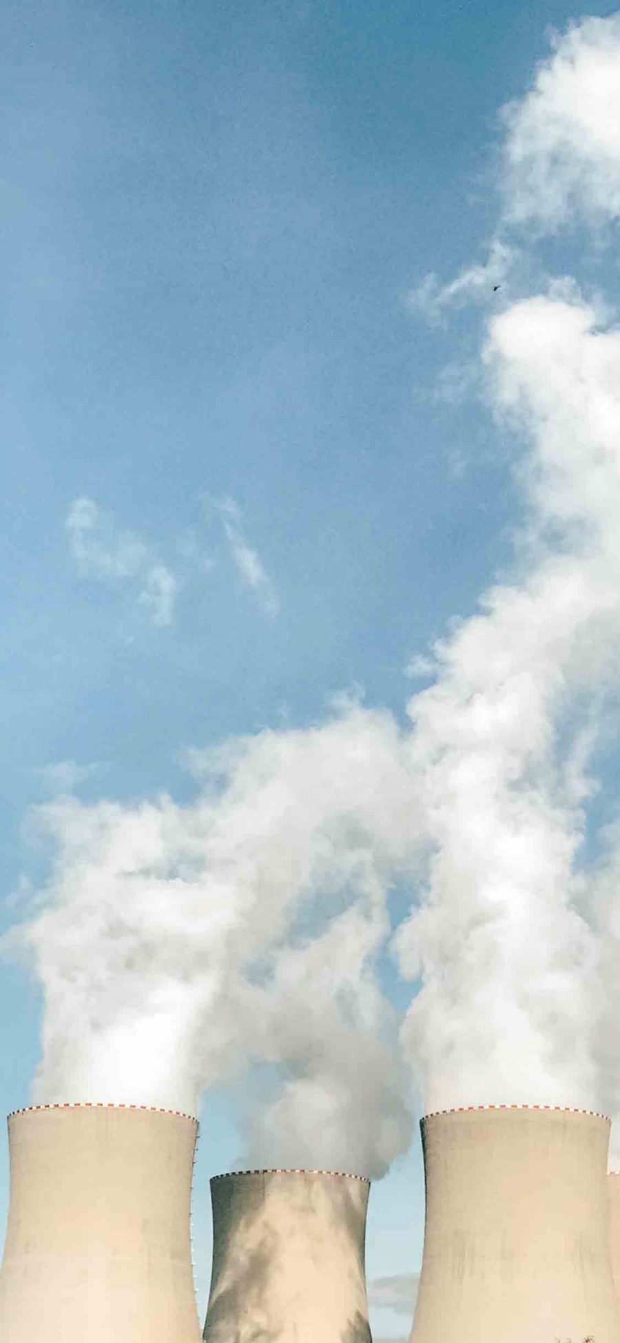 [2436×1125]蓝天 烟囱 烟雾 白烟 苹果手机壁纸图片