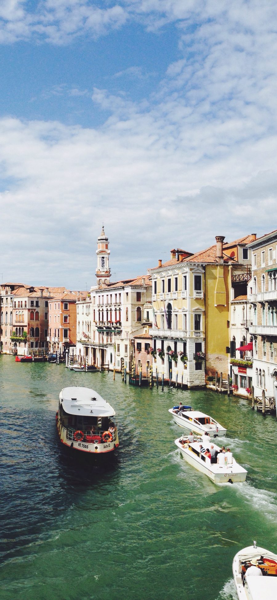 [2436×1125]蓝天白云 异国 威尼斯 河流 船只 苹果手机壁纸图片
