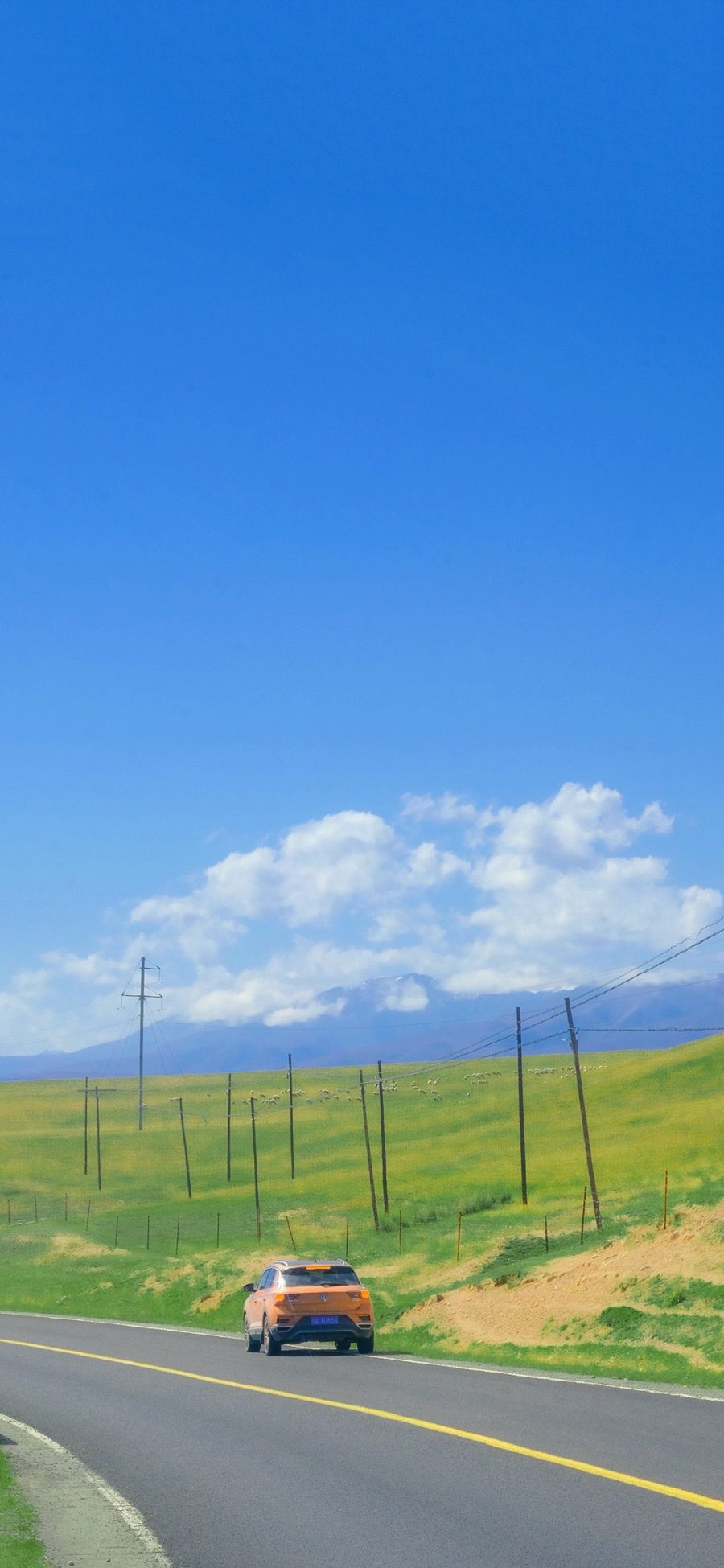 [2436×1125]蓝天白云 草坪 小汽车 自然美景 苹果手机壁纸图片