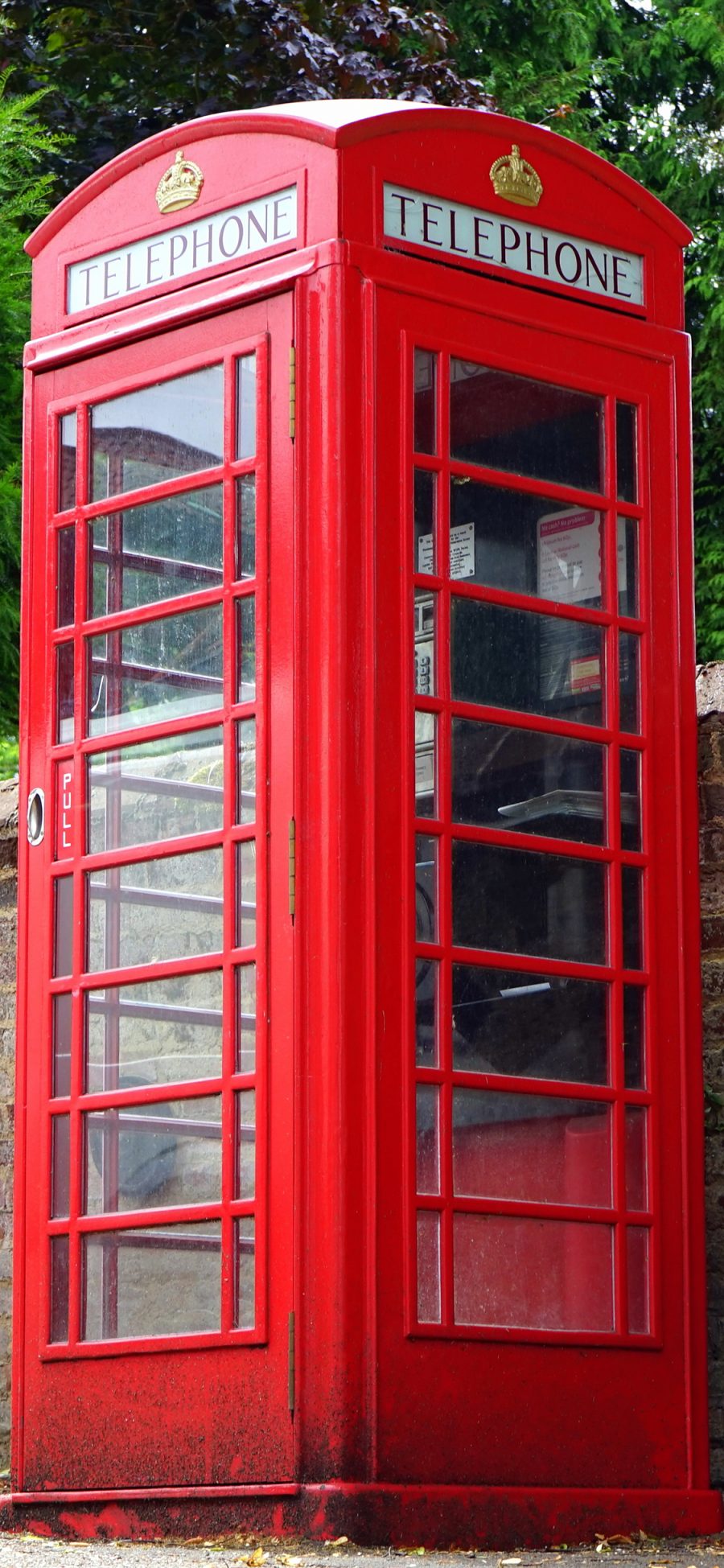 [2436×1125]街边 电话亭 红色 欧洲风情 苹果手机壁纸图片