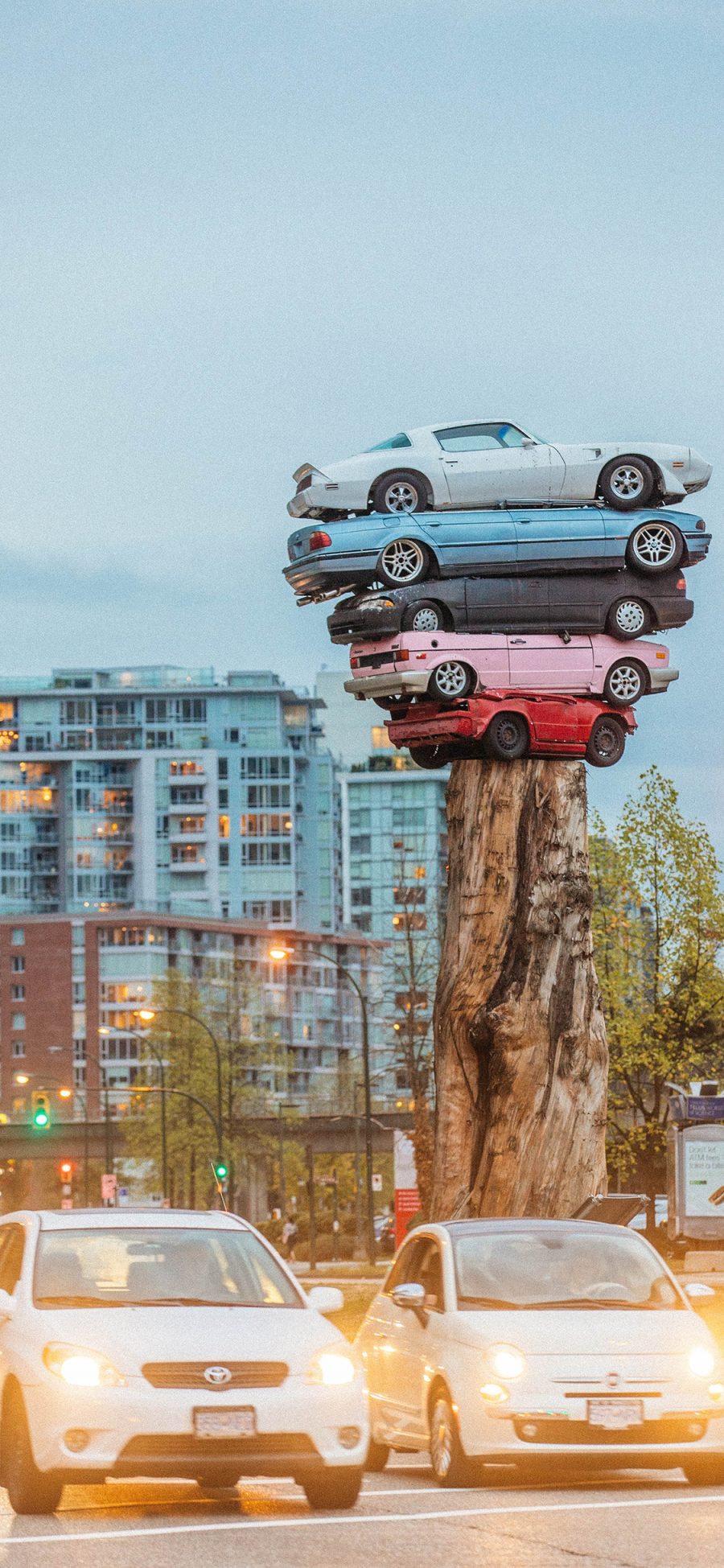 [2436×1125]街道 废弃 旧车 树桩 创意 汽车 轿车 苹果手机壁纸图片