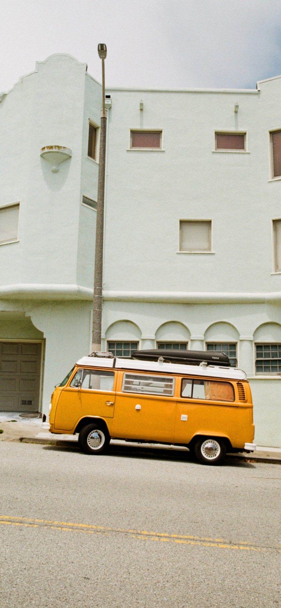 [2436×1125]街道 建筑 汽车 小巴士 黄色 苹果手机壁纸图片