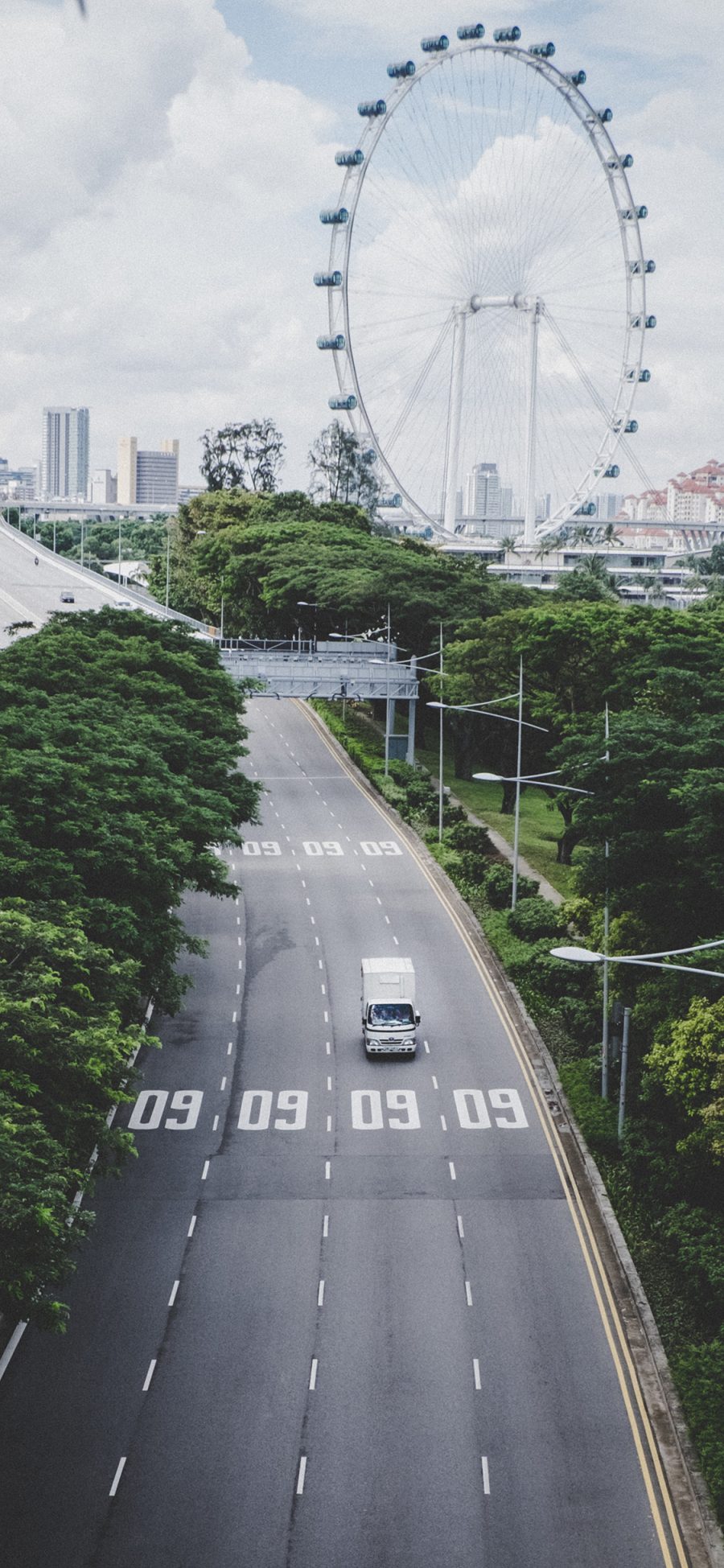 [2436×1125]街道 游乐场 摩天轮 道路 绿化 苹果手机壁纸图片