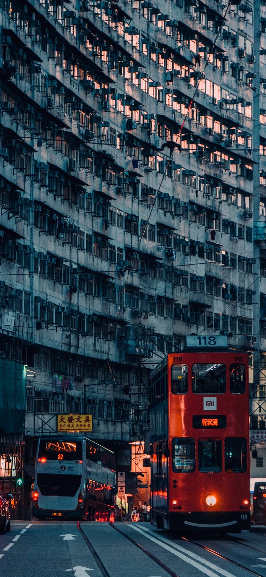 [2436×1125]街道 香港 巴士 行驶 马路 建筑 城市 苹果手机壁纸图片