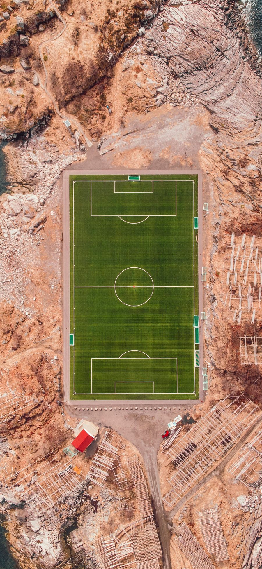 [2436×1125]足球场 航拍 岛屿 运动 苹果手机壁纸图片