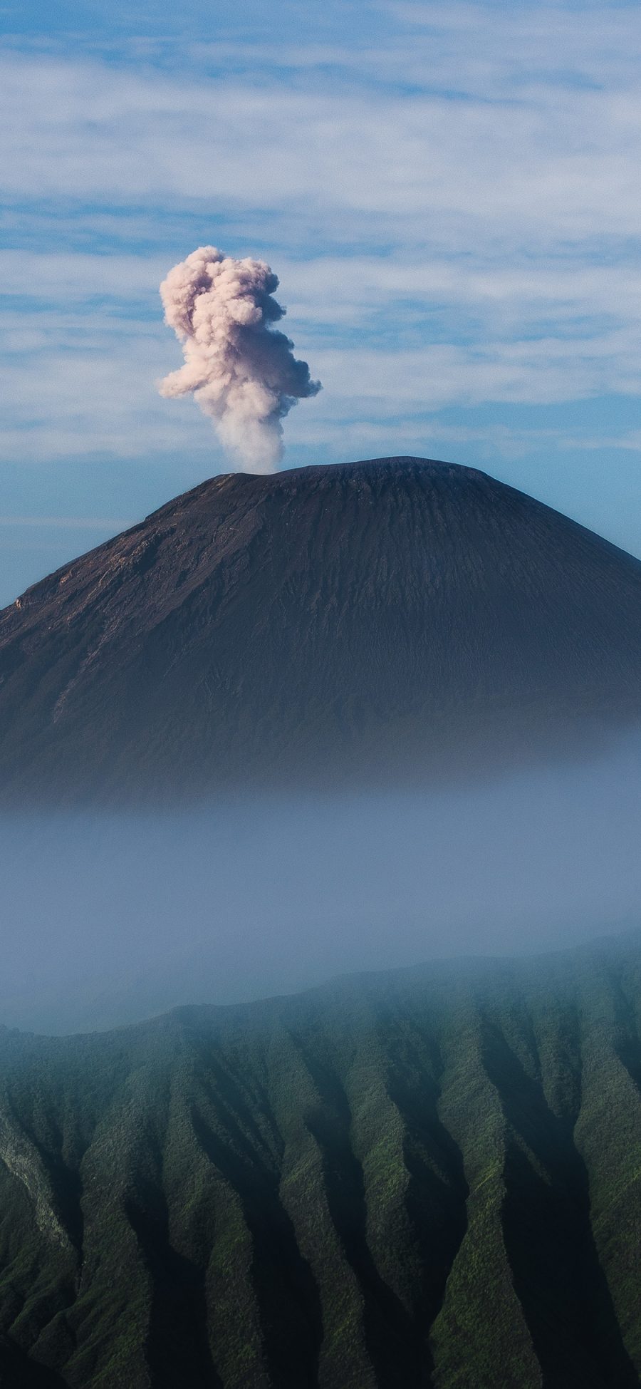[2436×1125]远眺 山顶 云彩 火山 冒烟 苹果手机壁纸图片