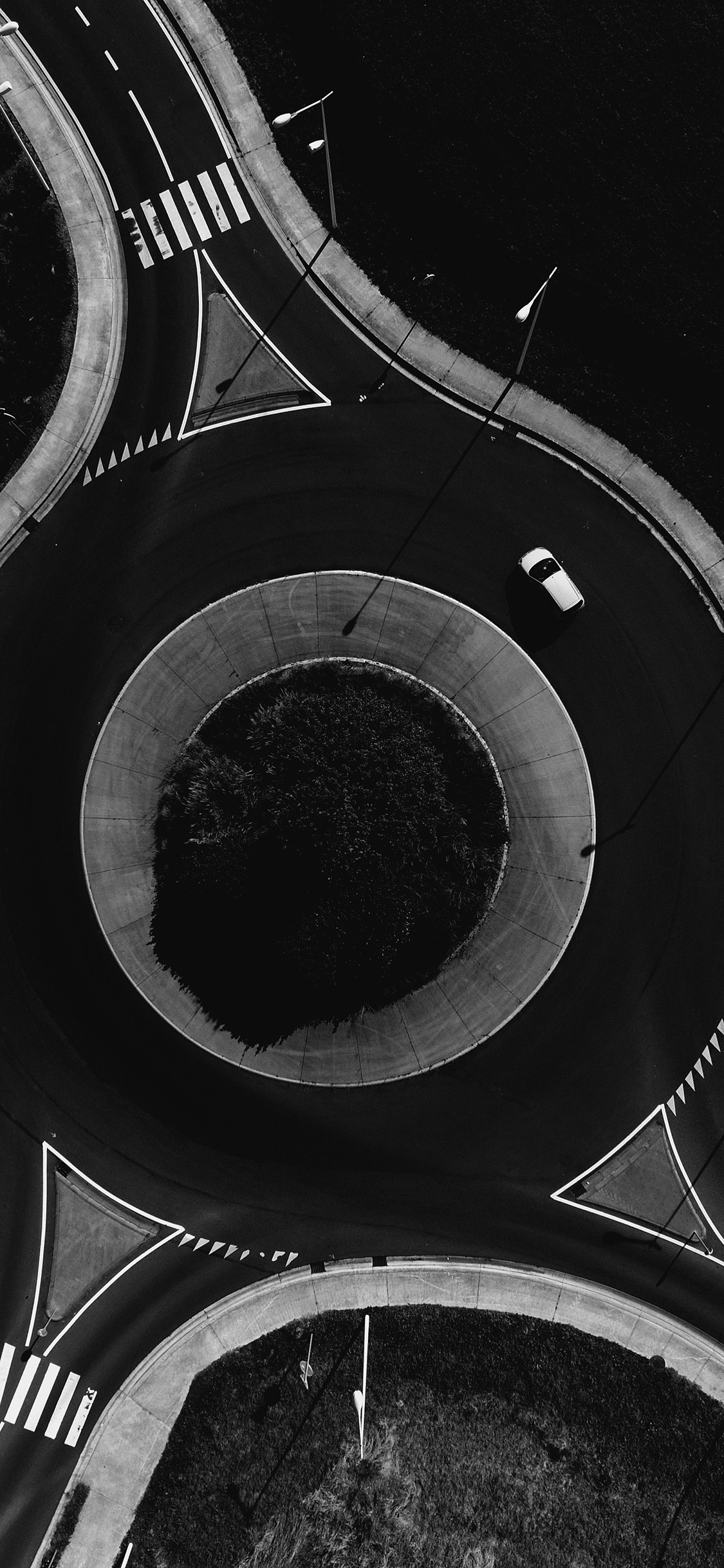 [2436×1125]道路 车辆 黑白 圆形 行驶 航拍 苹果手机壁纸图片