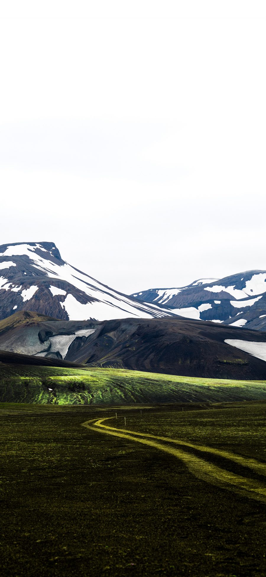 [2436×1125]郊外 山峰 白雪覆盖 草地 苹果手机壁纸图片