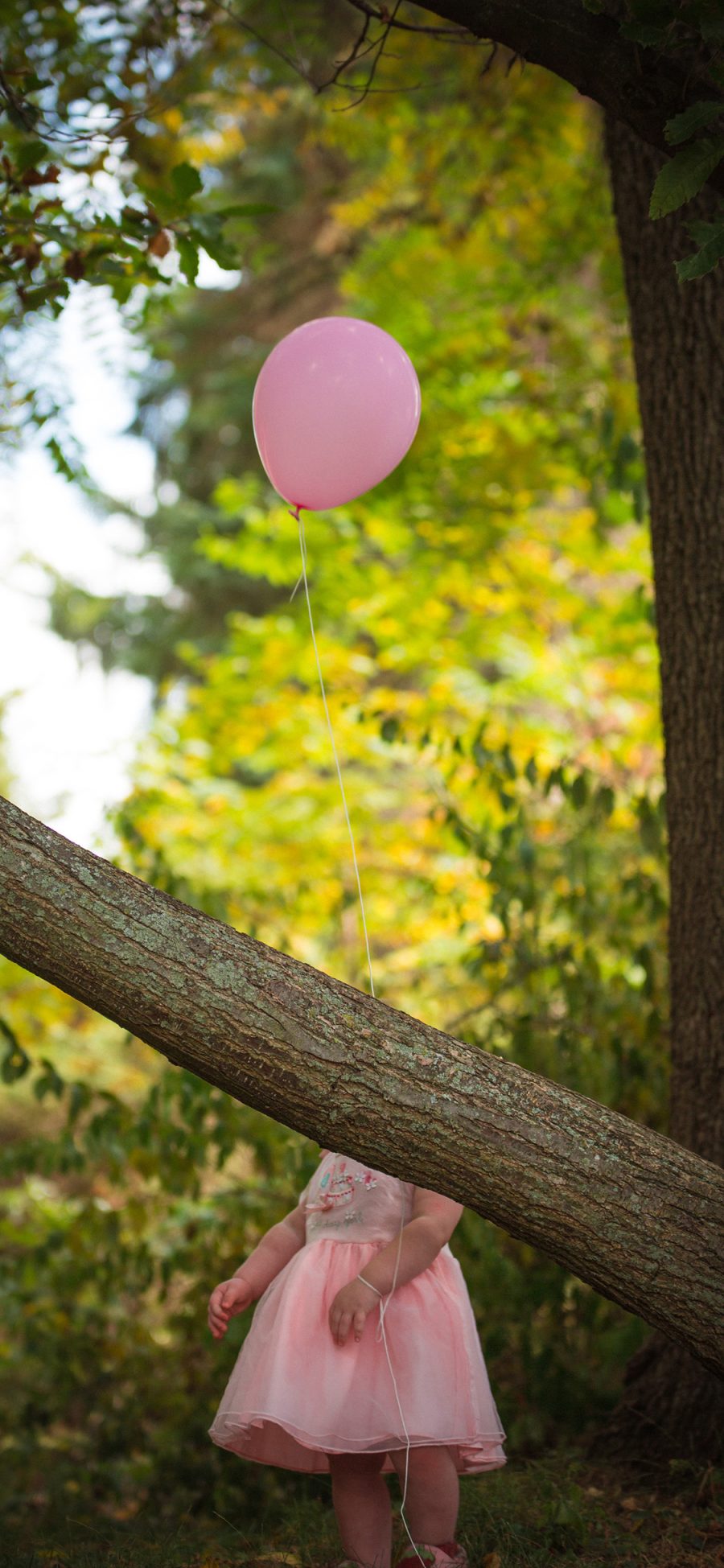 [2436×1125]郊外 萌娃 气球 粉色 苹果手机壁纸图片