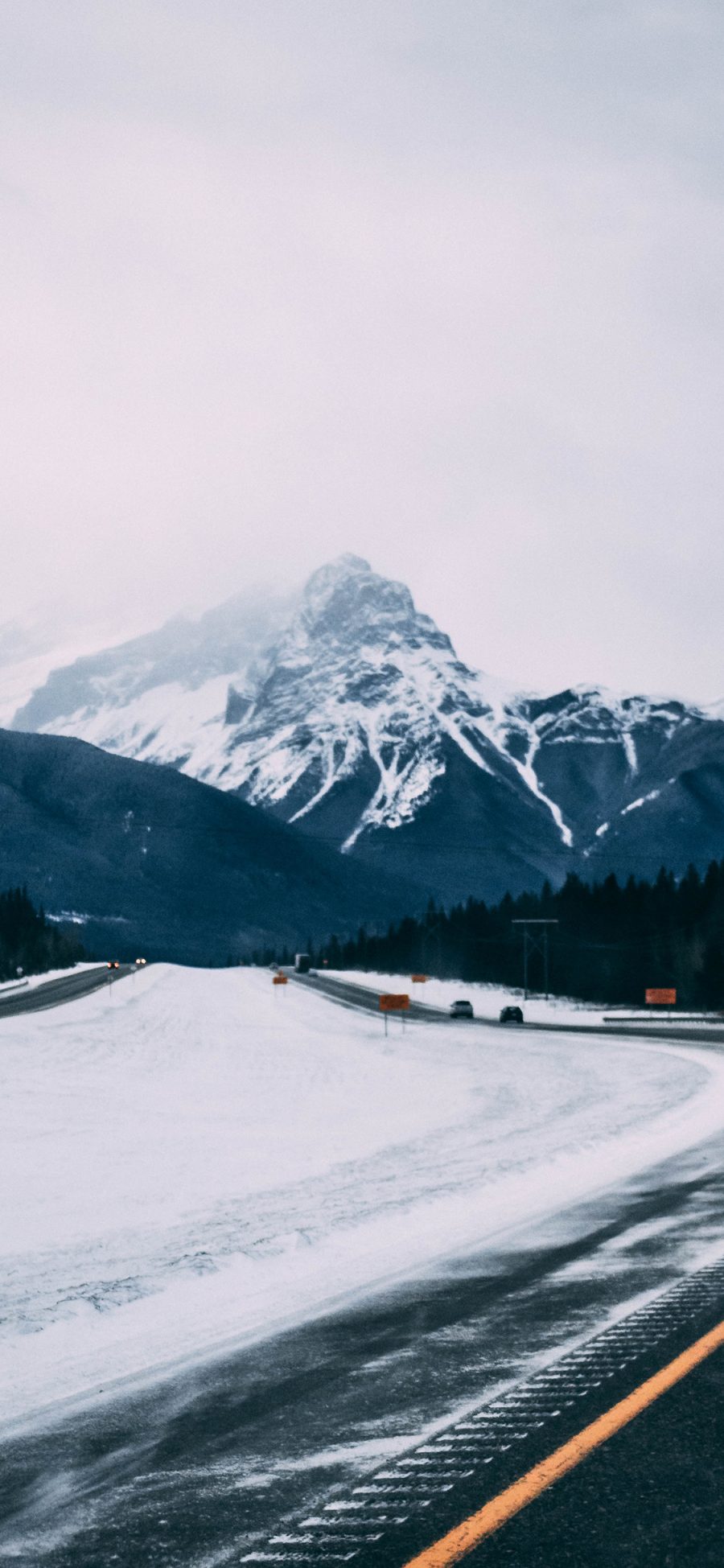 [2436×1125]郊外 雪山 道路 白雪覆盖 苹果手机壁纸图片