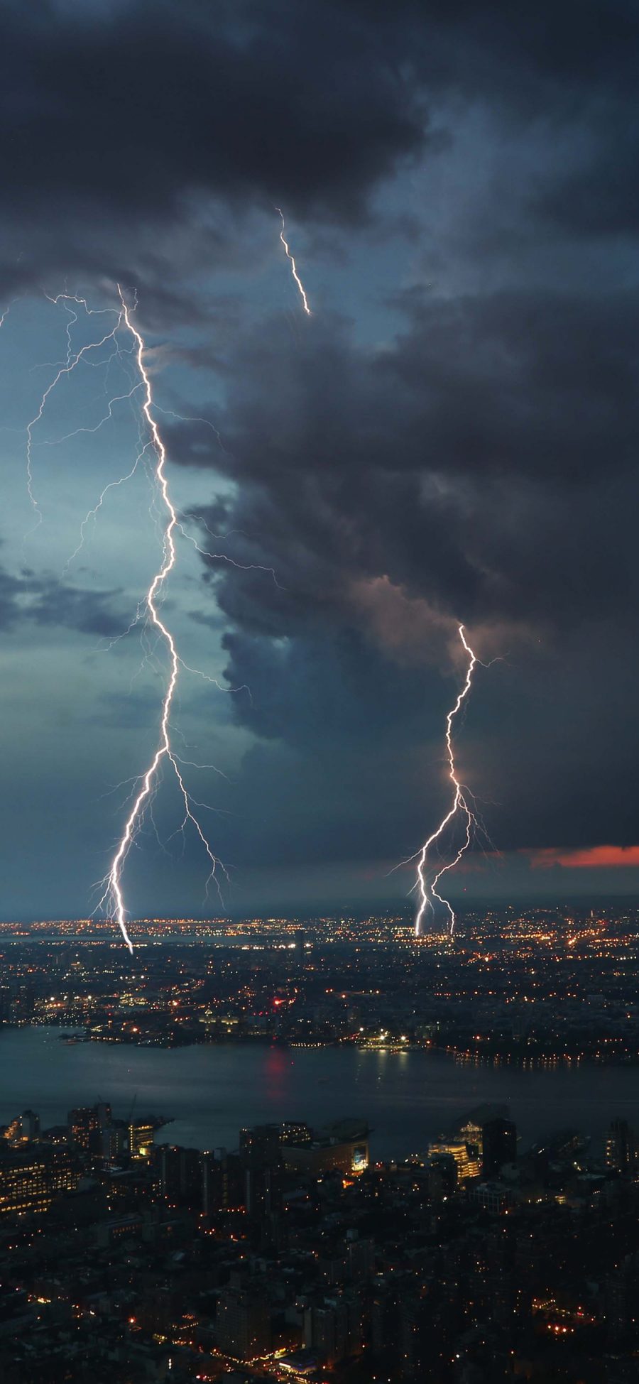 [2436×1125]闪电 城市 乌云 自然现象 天气 苹果手机壁纸图片