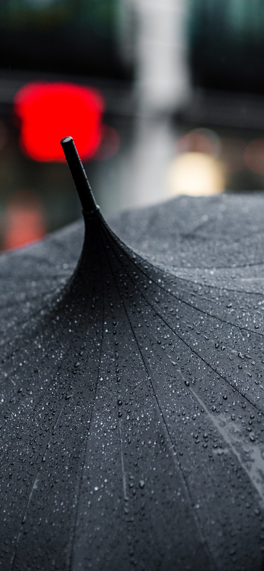 [2436×1125]雨 伞 街道 城市 雨水 雨滴 苹果手机壁纸图片