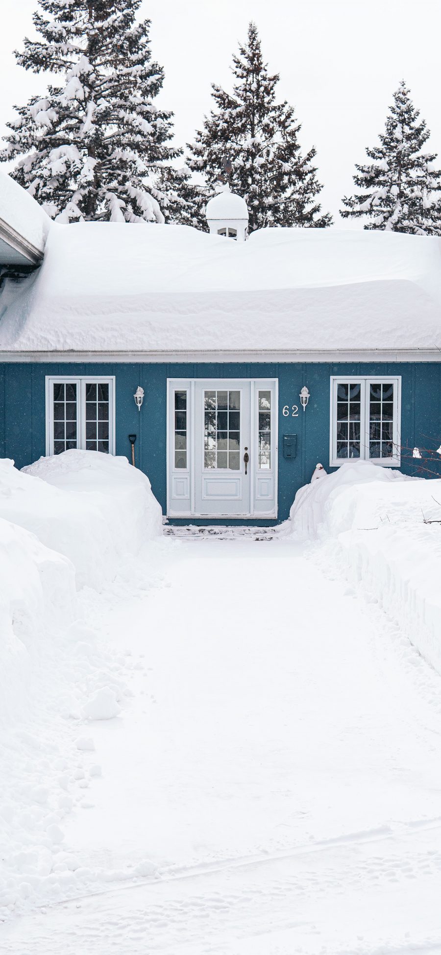 [2436×1125]雪地 建筑 房屋 白雪覆盖 雪景 苹果手机壁纸图片