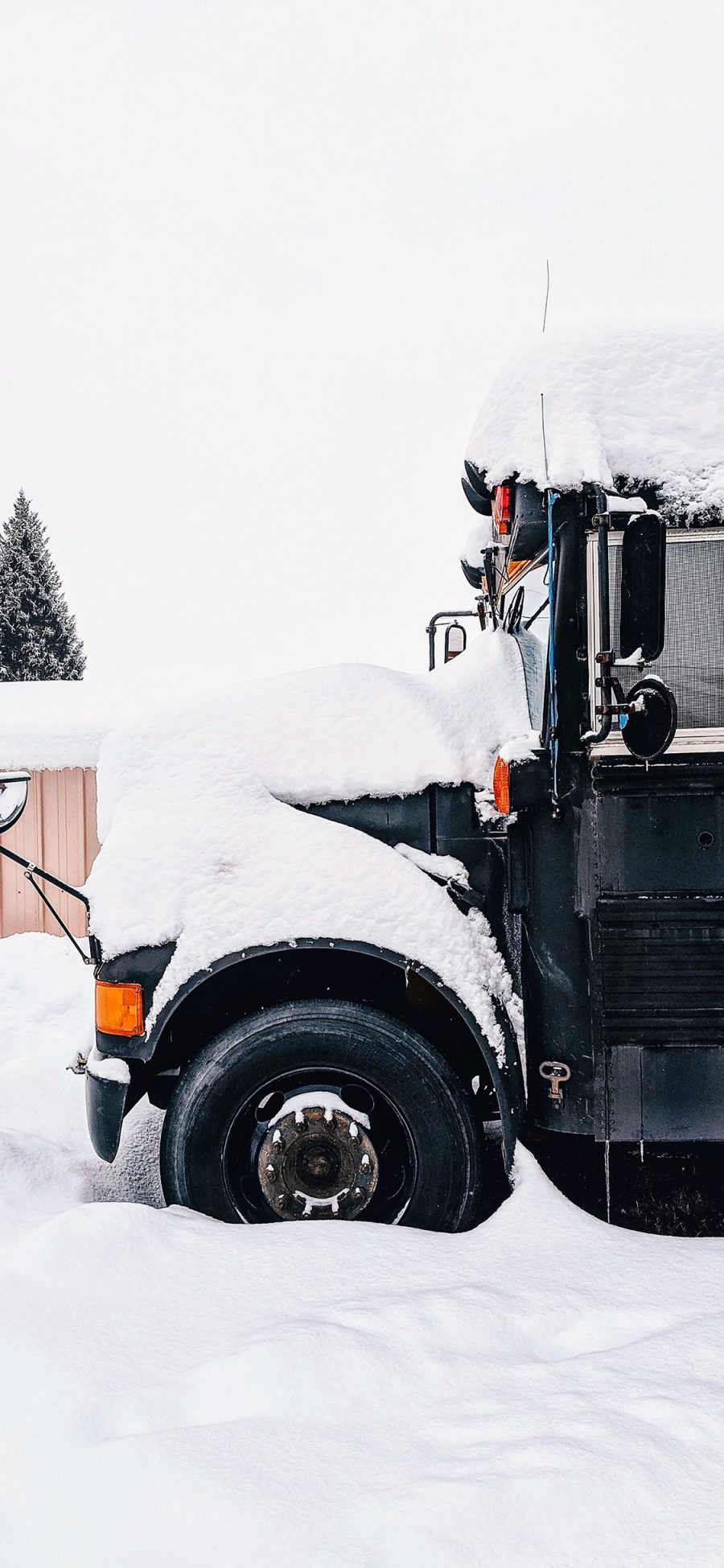 [2436×1125]雪地 汽车 白雪 覆盖 苹果手机壁纸图片