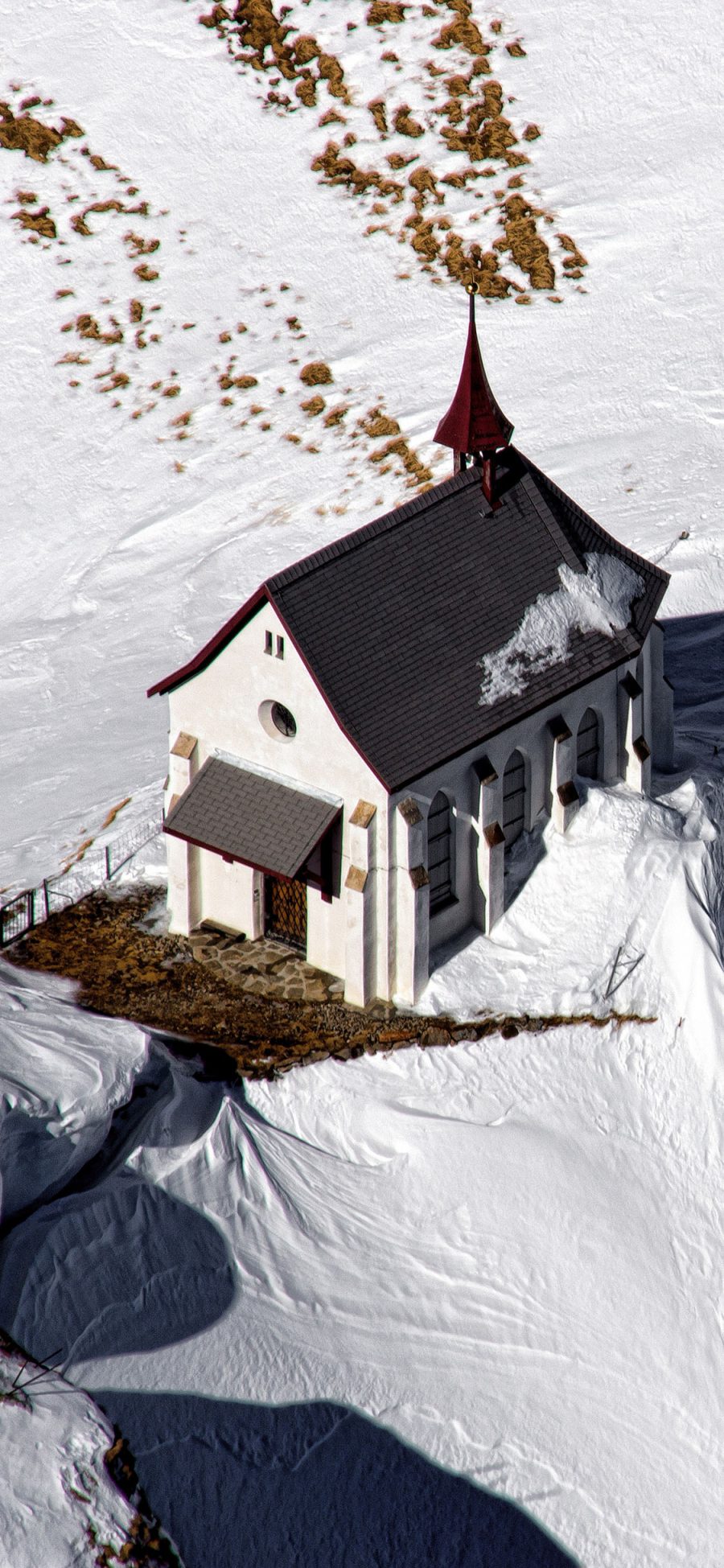 [2436×1125]雪地 白雪覆盖 建筑 房屋 苹果手机壁纸图片