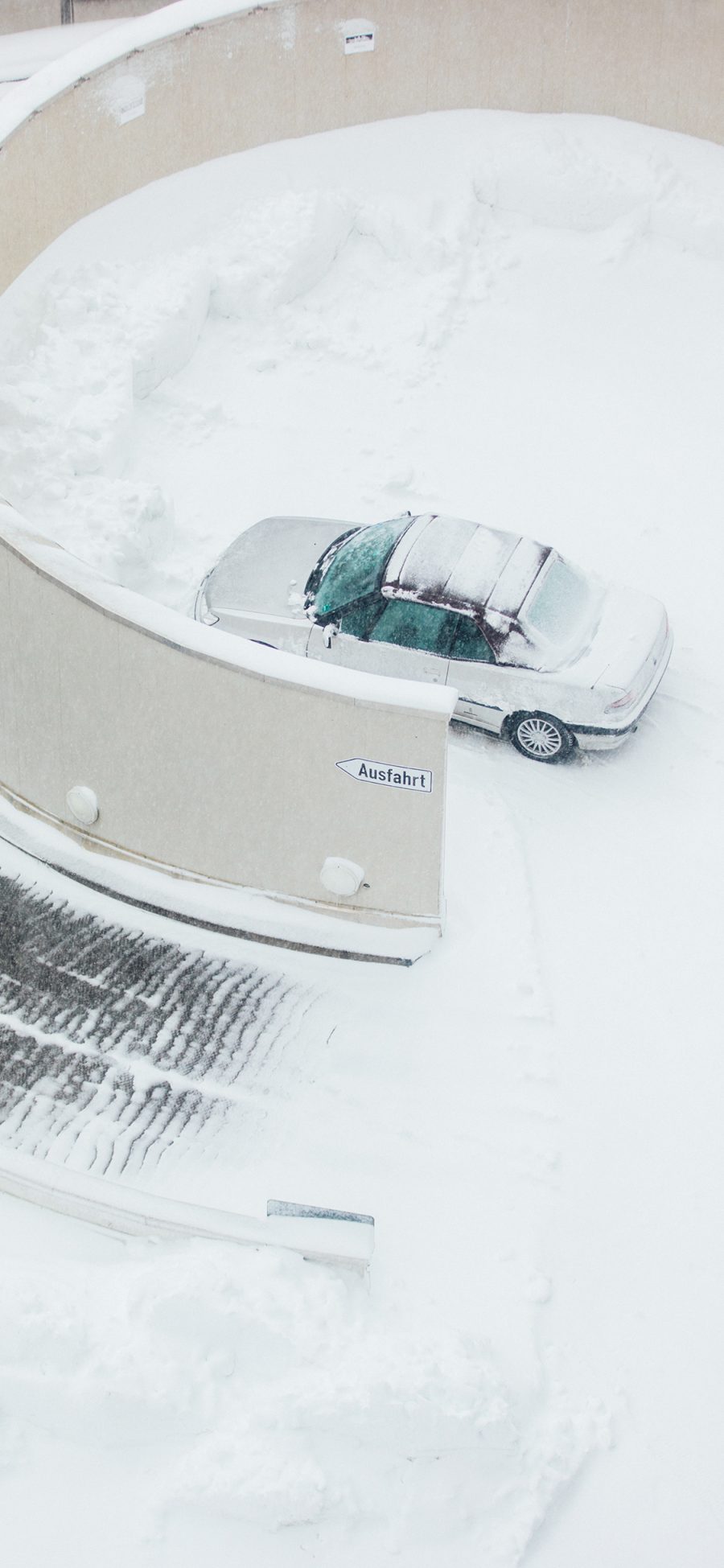 [2436×1125]雪季 雪地 轿车 停车场 苹果手机壁纸图片