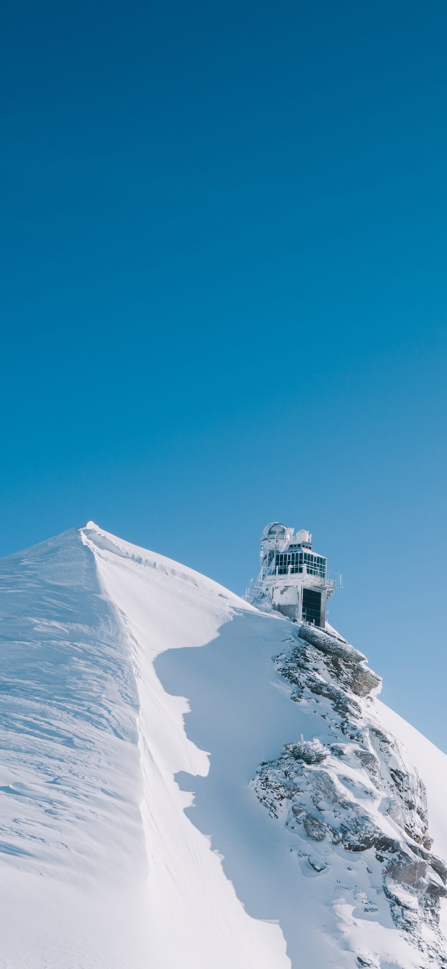 [2436×1125]雪峰 哨岗 蔚蓝 蓝天 苹果手机壁纸图片