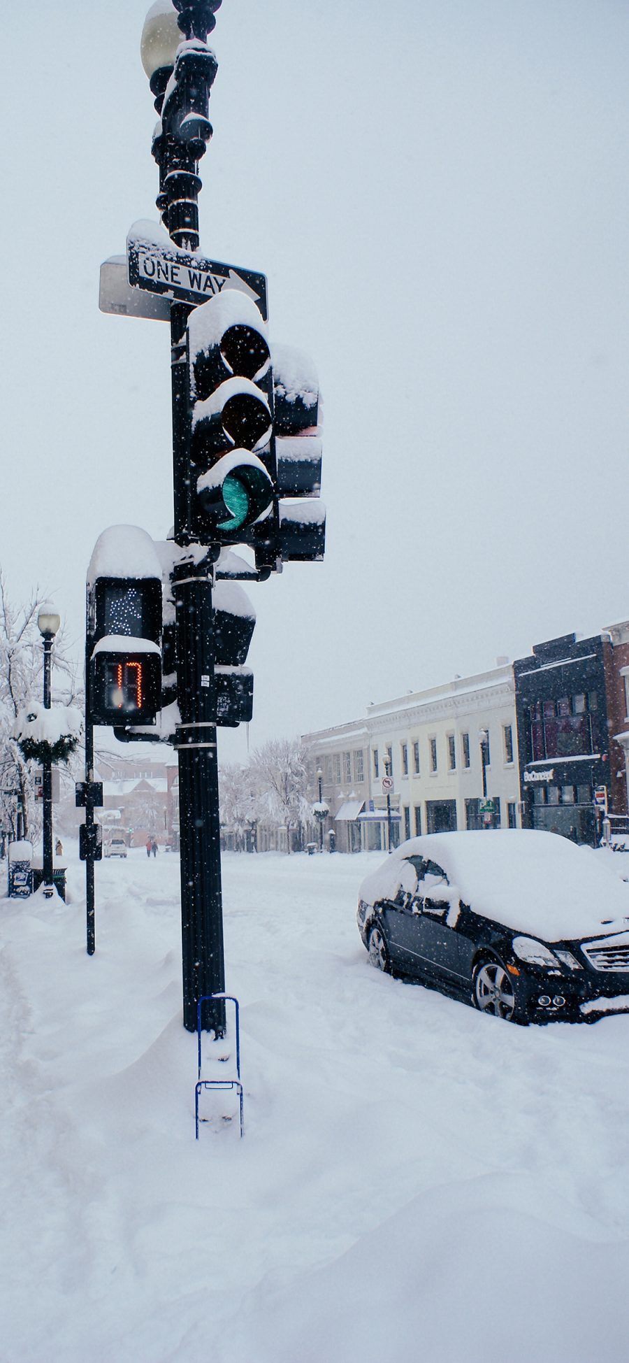 [2436×1125]雪景 欧美 雪地 冬天 街道 红绿灯 苹果手机壁纸图片