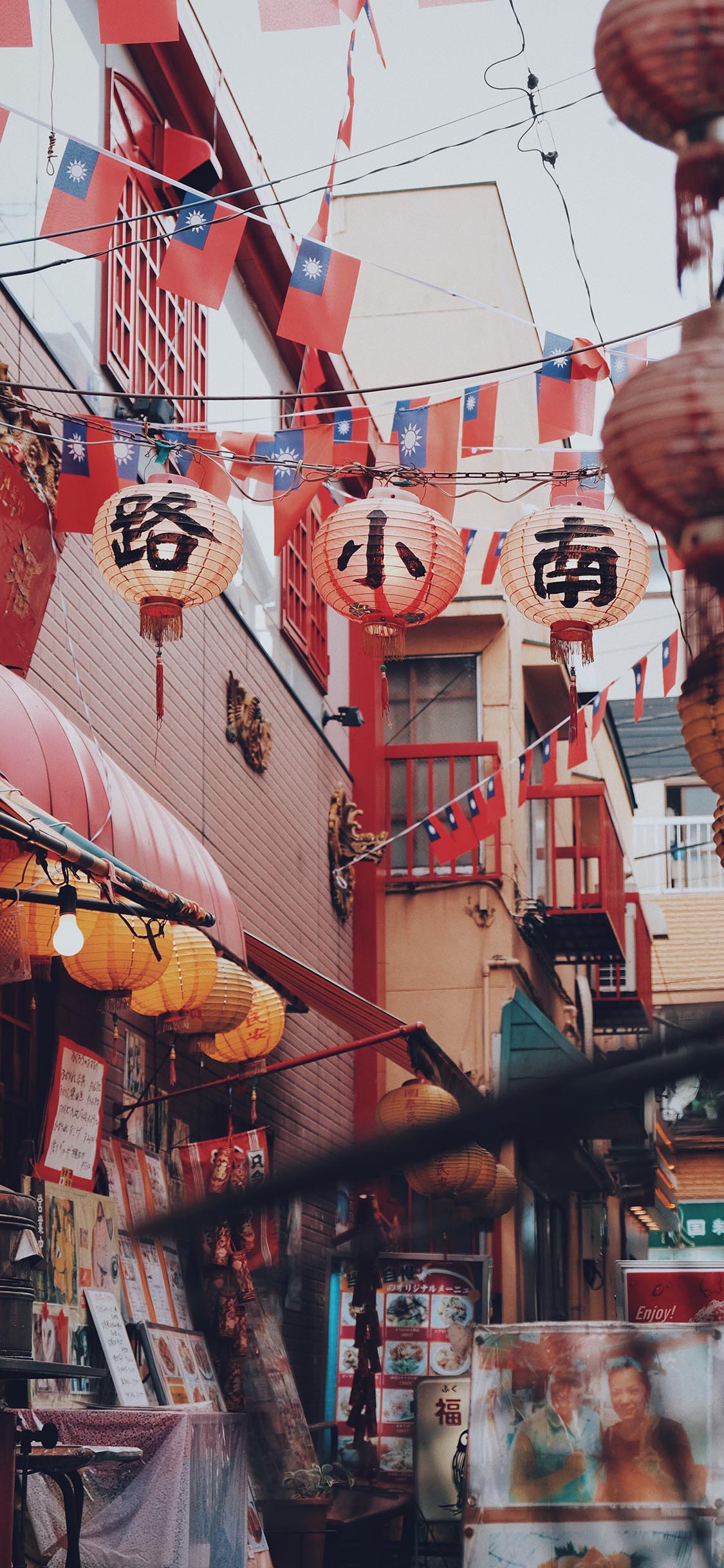 [2436×1125]风情 南小路 复古 灯笼 苹果手机壁纸图片