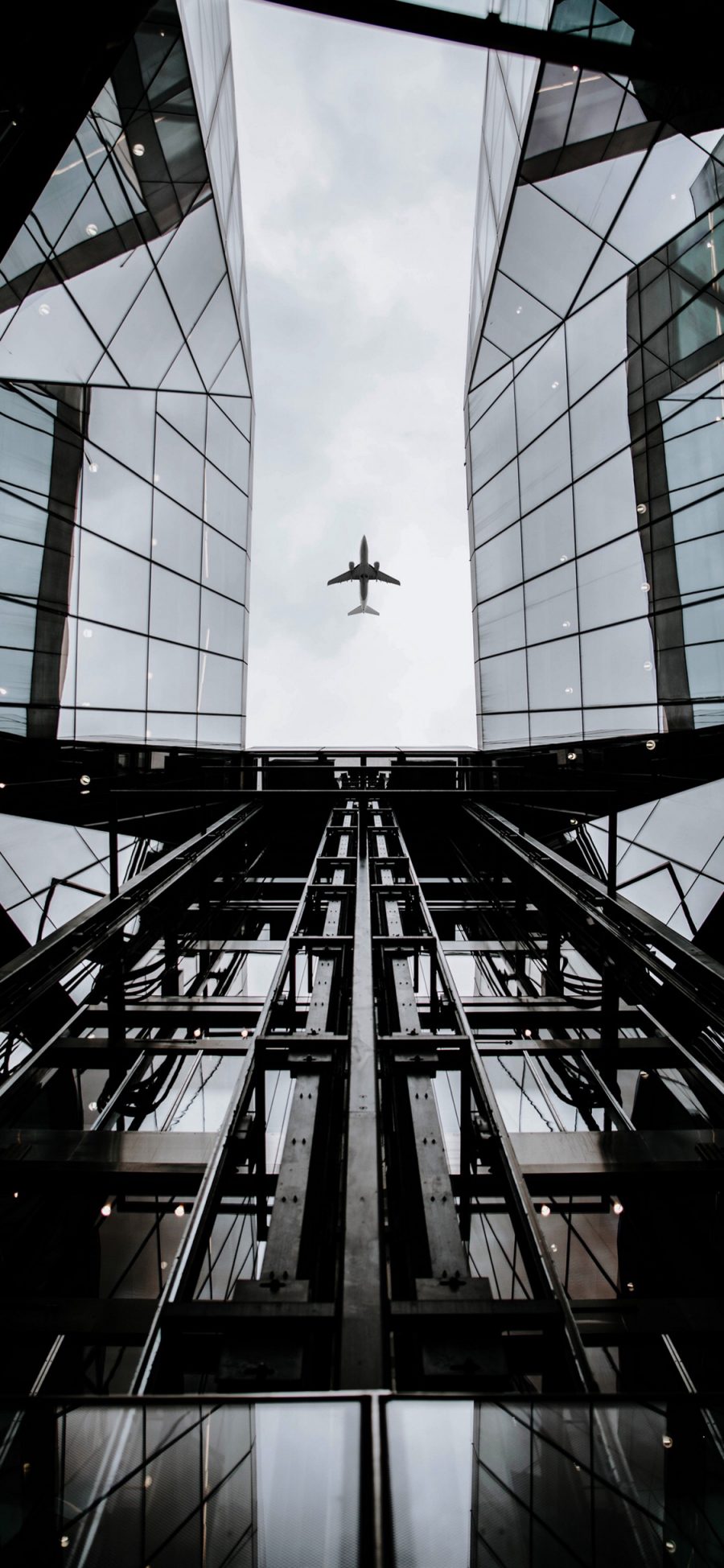 [2436×1125]飞机 建筑 飞行 航空 仰视 黑白 苹果手机壁纸图片